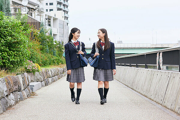 Japanische Oberstufenschüler tragen Uniform