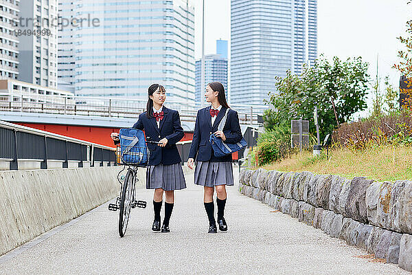 Japanische Oberstufenschüler tragen Uniform