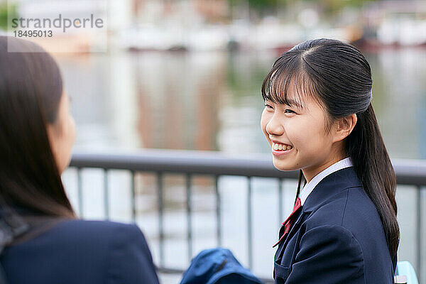 Japanische Oberstufenschüler tragen Uniform