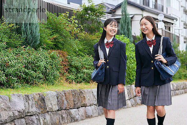 Japanische Oberstufenschüler tragen Uniform