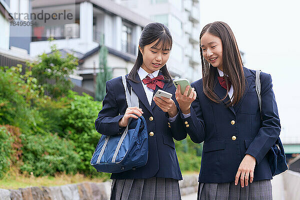 Japanische Oberstufenschüler tragen Uniform