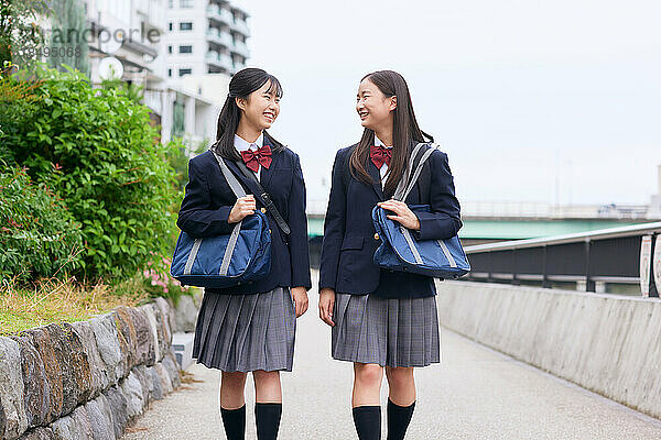 Japanische Oberstufenschüler tragen Uniform