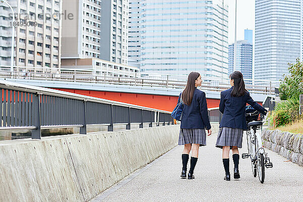 Japanische Oberstufenschüler tragen Uniform