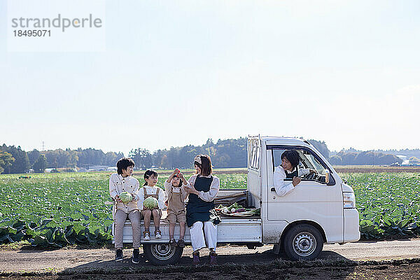 Japanische Familie arbeitet im Gemüsegarten