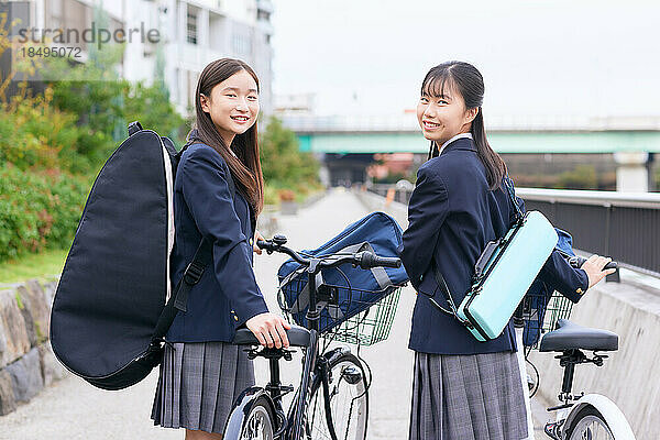 Japanische Oberstufenschüler tragen Uniform