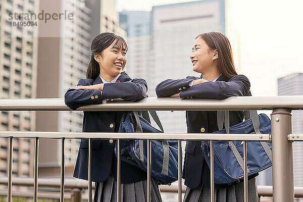 Japanische Oberstufenschüler tragen Uniform