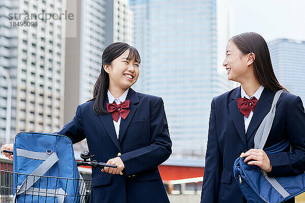 Japanische Oberstufenschüler tragen Uniform