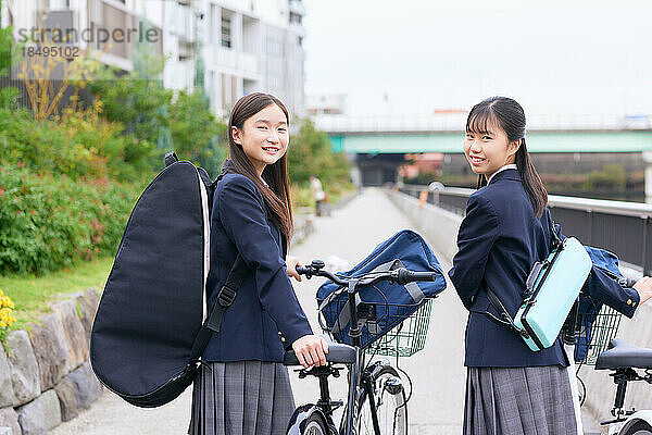 Japanische Oberstufenschüler tragen Uniform