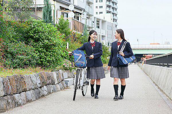 Japanische Oberstufenschüler tragen Uniform