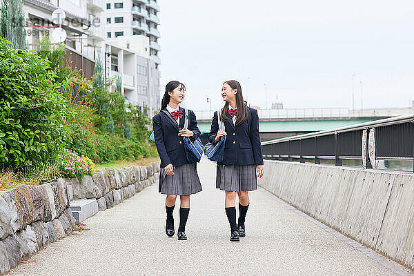 Japanische Oberstufenschüler tragen Uniform