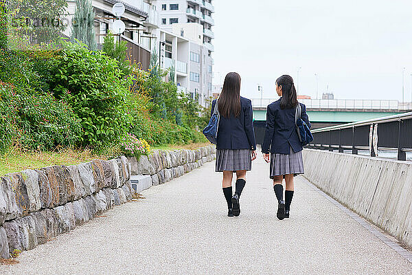 Japanische Oberstufenschüler tragen Uniform