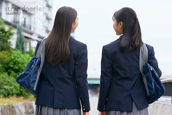 Japanische Oberstufenschüler tragen Uniform