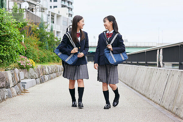 Japanische Oberstufenschüler tragen Uniform