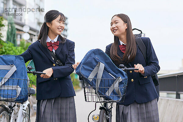 Japanische Oberstufenschüler tragen Uniform