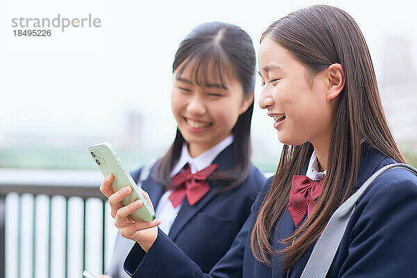 Japanische Oberstufenschüler tragen Uniform