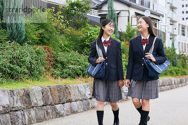 Japanische Oberstufenschüler tragen Uniform