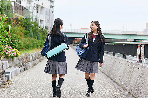 Japanische Oberstufenschüler tragen Uniform