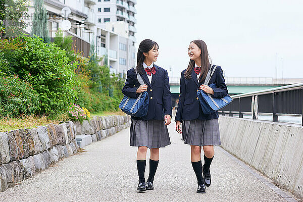 Japanische Oberstufenschüler tragen Uniform