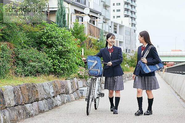 Japanische Oberstufenschüler tragen Uniform