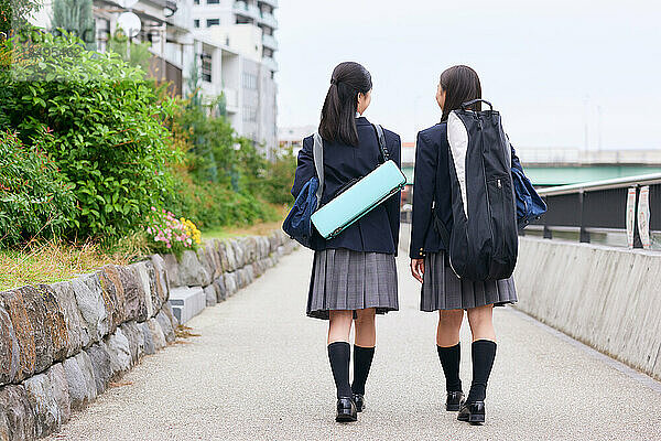 Japanische Oberstufenschüler tragen Uniform