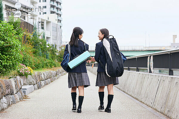 Japanische Oberstufenschüler tragen Uniform