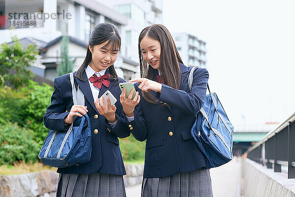 Japanische Oberstufenschüler tragen Uniform