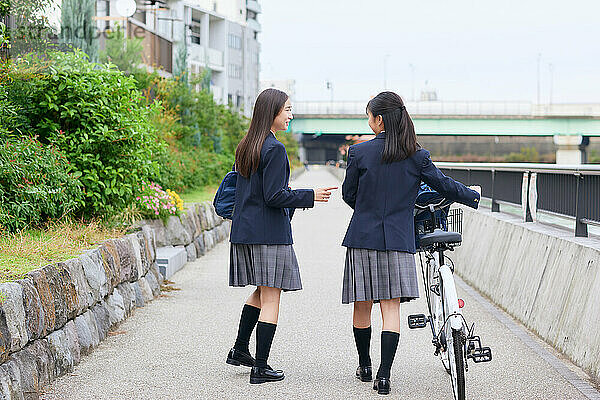 Japanische Oberstufenschüler tragen Uniform