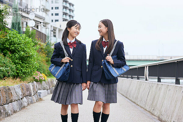 Japanische Oberstufenschüler tragen Uniform