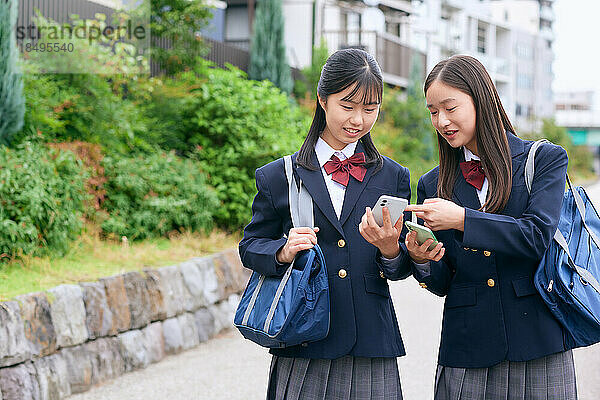 Japanische Oberstufenschüler tragen Uniform