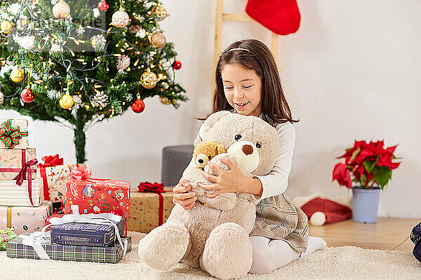 Lächelndes junges Mädchen mit Teddybär