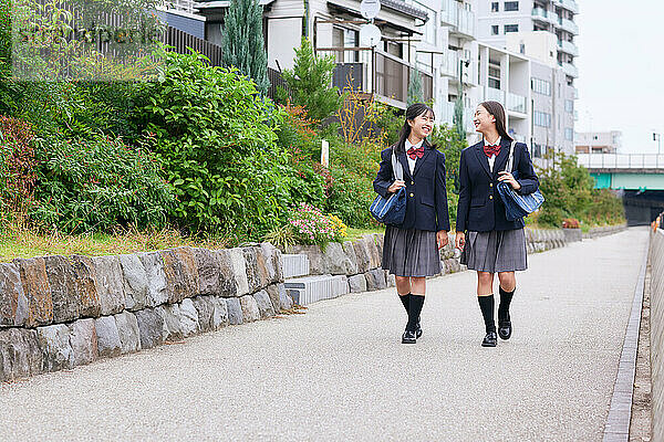 Japanische Oberstufenschüler tragen Uniform