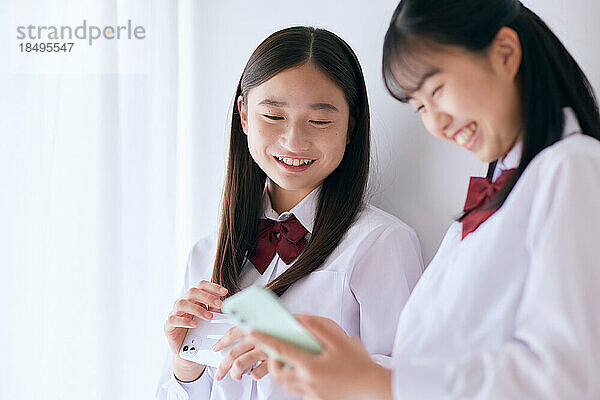 Japanische Oberstufenschüler tragen Uniform