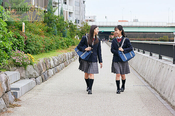 Japanische Oberstufenschüler tragen Uniform