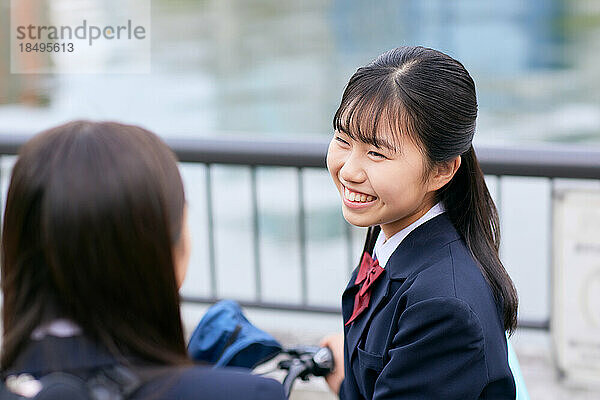 Japanische Oberstufenschüler tragen Uniform