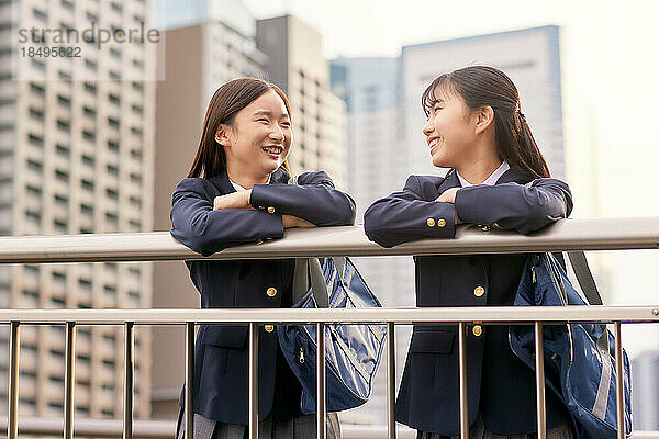 Japanische Oberstufenschüler tragen Uniform