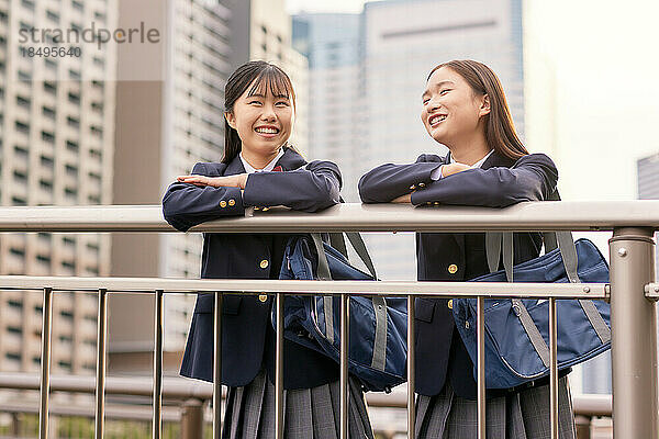 Japanische Oberstufenschüler tragen Uniform