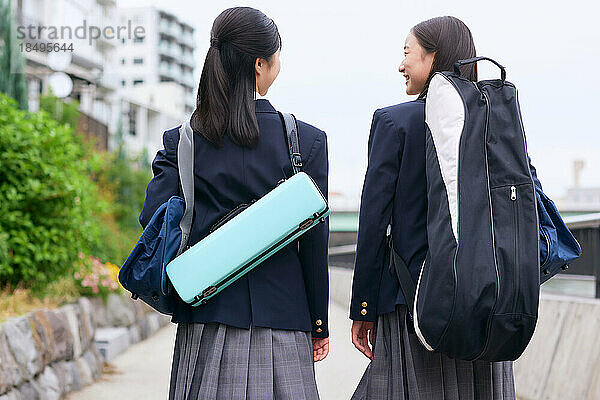 Japanische Oberstufenschüler tragen Uniform