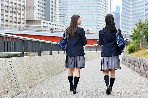 Japanische Oberstufenschüler tragen Uniform