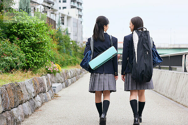 Japanische Oberstufenschüler tragen Uniform