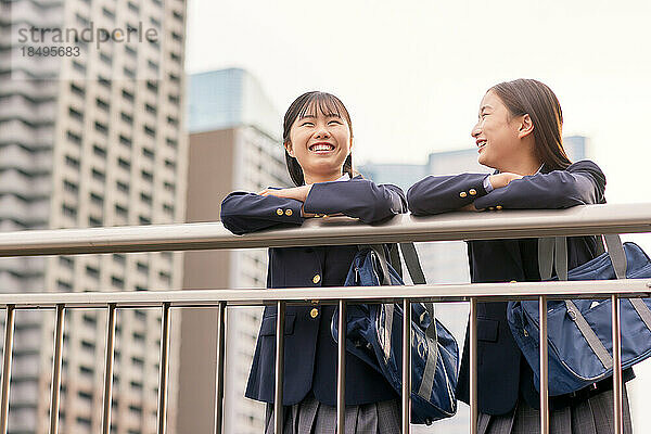 Japanische Oberstufenschüler tragen Uniform