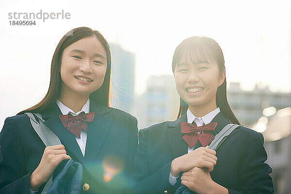 Japanische Oberstufenschüler tragen Uniform