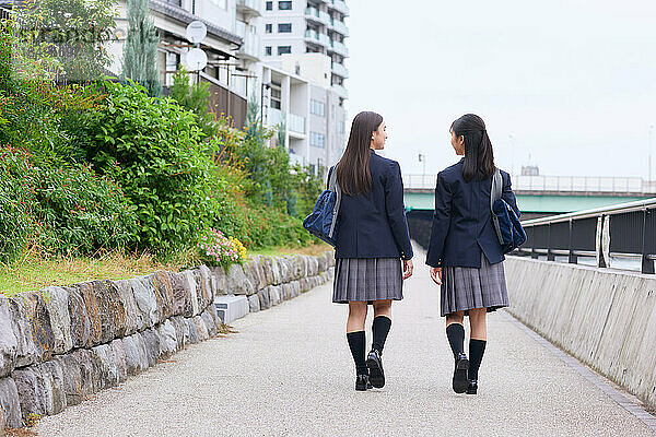 Japanische Oberstufenschüler tragen Uniform