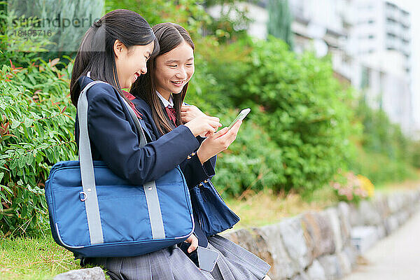 Japanische Oberstufenschüler tragen Uniform