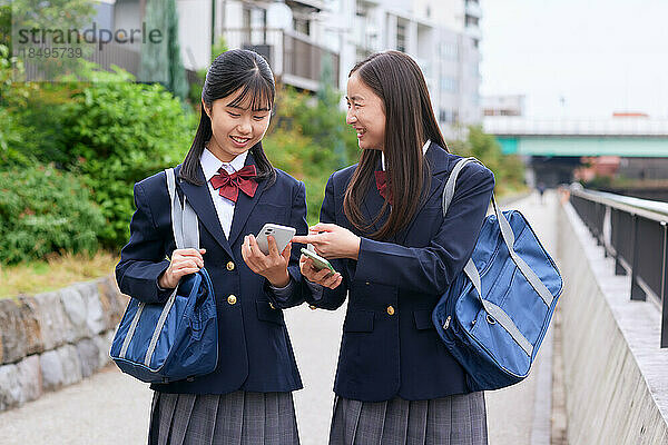 Japanische Oberstufenschüler tragen Uniform