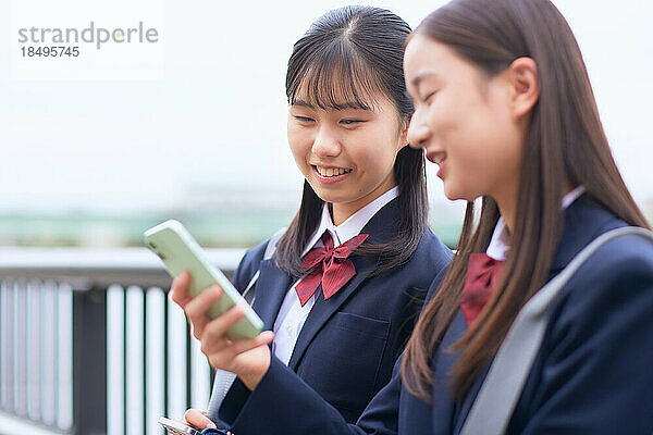 Japanische Oberstufenschüler tragen Uniform