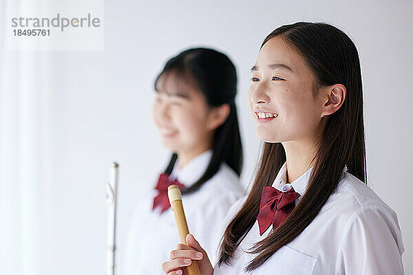 Japanische Oberstufenschüler tragen Uniform