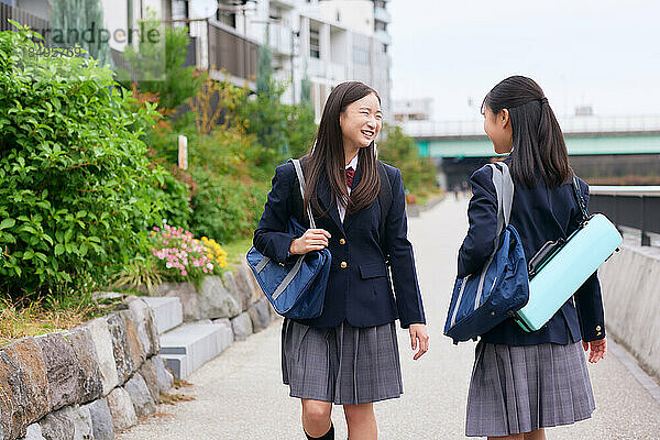 Japanische Oberstufenschüler tragen Uniform