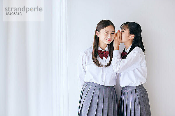 Japanische Oberstufenschüler tragen Uniform