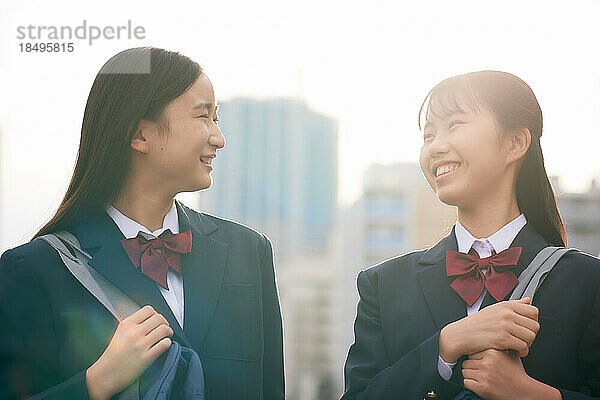 Japanische Oberstufenschüler tragen Uniform