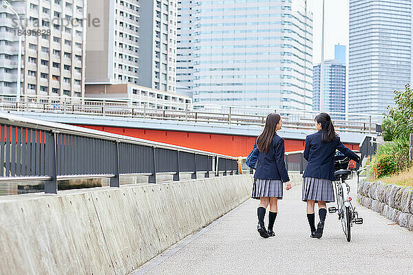 Japanische Oberstufenschüler tragen Uniform